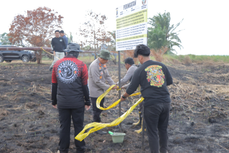 Kapolres Rohil Bersama Tim Ahli Nasional Pasang Plang Peringatan di Lokasi Karhutla