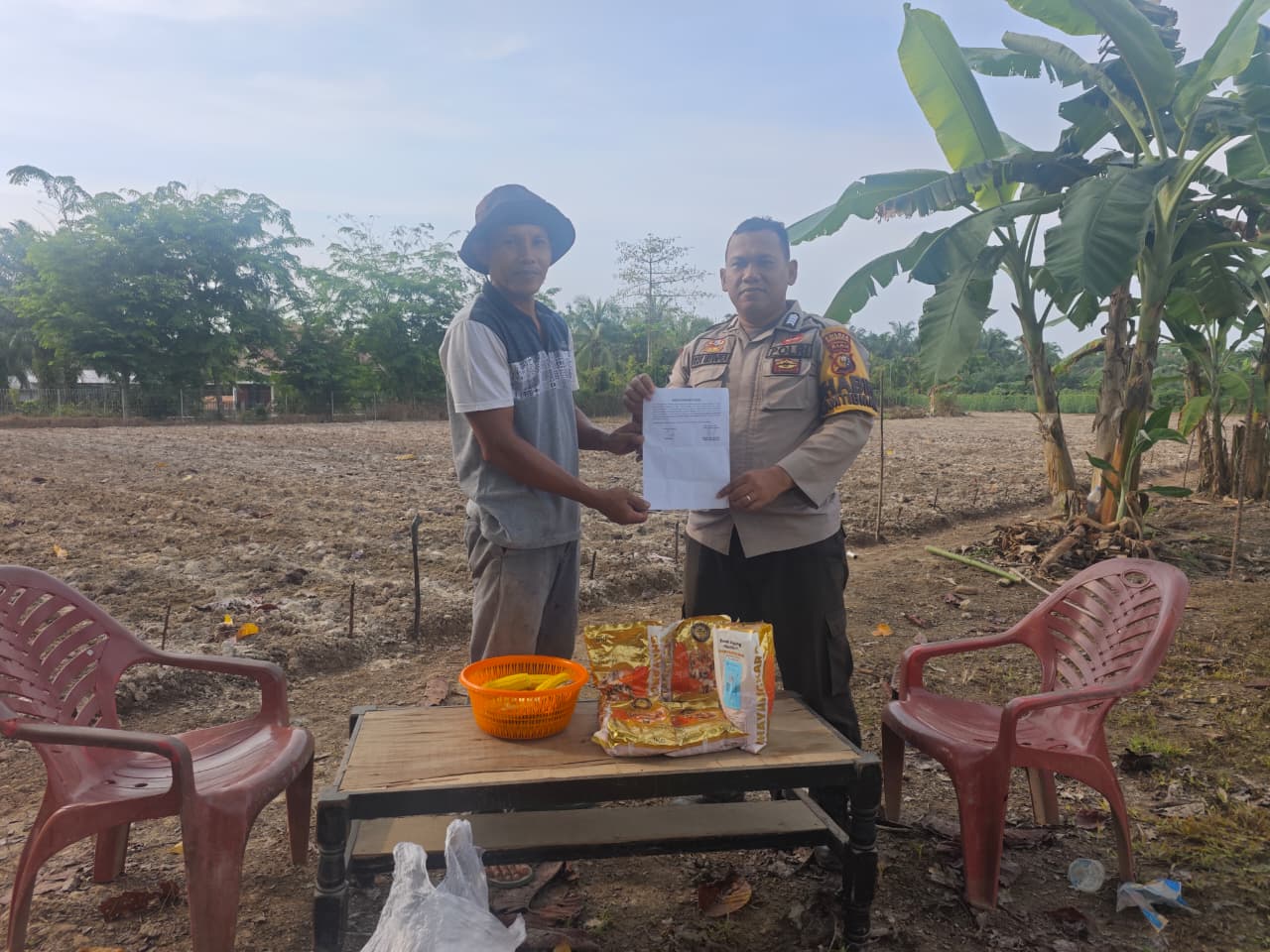 Polsek Siak Kecil Serahkan Bibit Jagung ke Petani Binaan Bhabinkamtibmas Desa Sadar Jaya