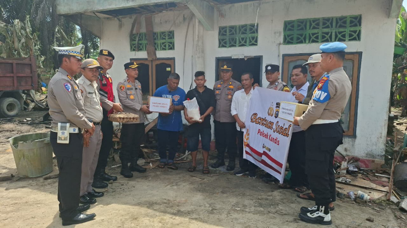 Polsek Kandis Salurkan Bantuan untuk Korban Kebakaran
